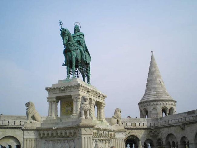 ハンガリー建国の祖、イシュトゥヴァーン王の像と、<br />漁夫の砦<br />