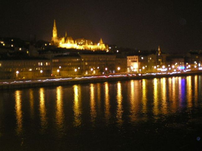 ドナウ川に映る光の筋が美しい…