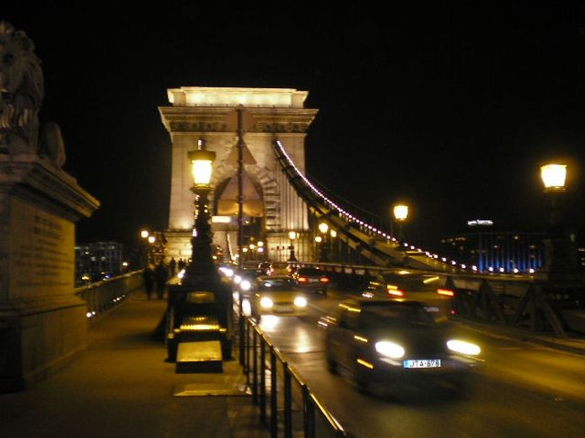 夜になってもくさり橋は車が多く行き交う。<br /><br />はっきり言って道を横断するのも一苦労…