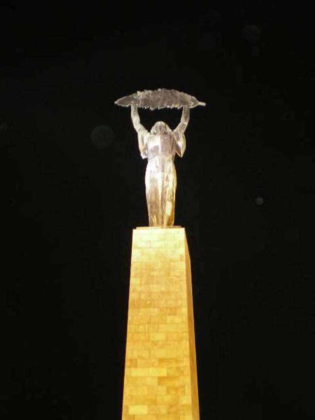 シュロの葉を掲げる女神像