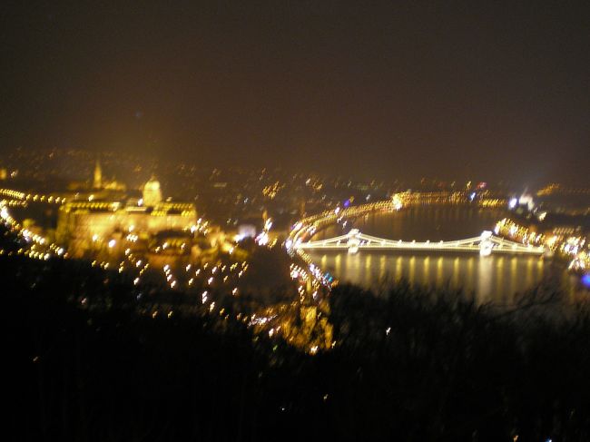 王宮とくさり橋を一望できる最高のポジション<br /><br />あたりには人の気配もない(真っ暗だが・・・）<br />自分だけの夜の時間、priceless