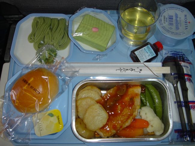 関空→上海間の機内食<br />タンドリーチキンのようなものと茶そば<br />朝からコーヒー位しか飲んでいなかったので美味しく頂きました。