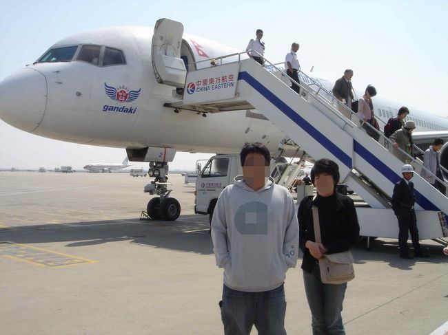 上海トランジット<br />約１時間、薄暗い待合室で待ちました。