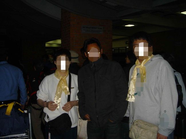 雷鳴轟く中、トリブヴァン国際空港に到着。<br />タラップから空港の建物まで屋根も無ければ傘も無し！　<br />びしょ濡れになりながら全速力で走りました。<br />空港は「停電？　これが国際空港？」と思うほど暗く、イミグレの係官も手元を照らす電気スタンドの明かりだけで作業していました。<br /><br />友人Ｒのお出迎え。　約３年ぶりの再会。<br />歓迎のスカーフをかけていただきました。<br /><br />