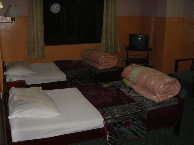 ポカラまでは険しく舗装していない山岳道路を通るので夜は危険。　また、翌日ＲＡでリコンファームしなければいけないので、到着当日はカトマンズで一泊。<br />中心部にあるVictoria Guest House<br />一泊ツイン６００円ですが・・・<br />ホットシャワー無し、トイレ流れず等など<br />詳しくは「カトマンズ･ホテル」のクチコミ参照