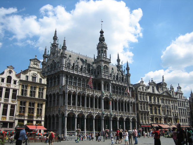 「グラン・プラス」：（大広場）<br /><br />フランスの詩人、ジャン・コクトーが<br />「絢爛たる劇場」　と言わしめた程、素晴らしい景観！