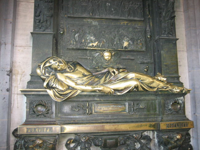 「セルクラースの像」：<br /><br />グランプラスの”星の館”の壁にあるブロンズ像。<br />「触れると幸せになれる」と言われている。