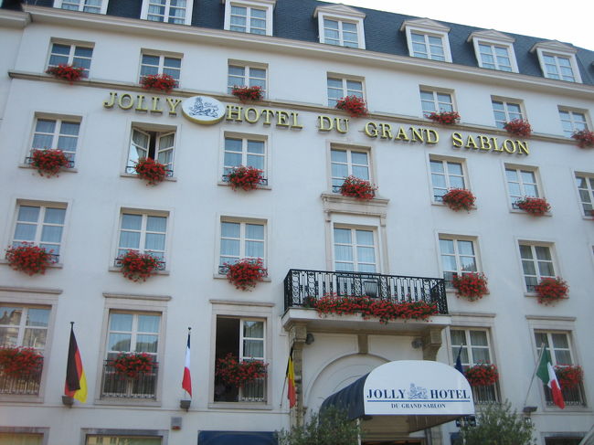 「ジョリーホテル　ドゥ　グランド　サブロン」<br /><br />サブロン広場に面していて、サブロン地区はもちろん<br />グランプラスやルイーズ通りへの散策に便利。