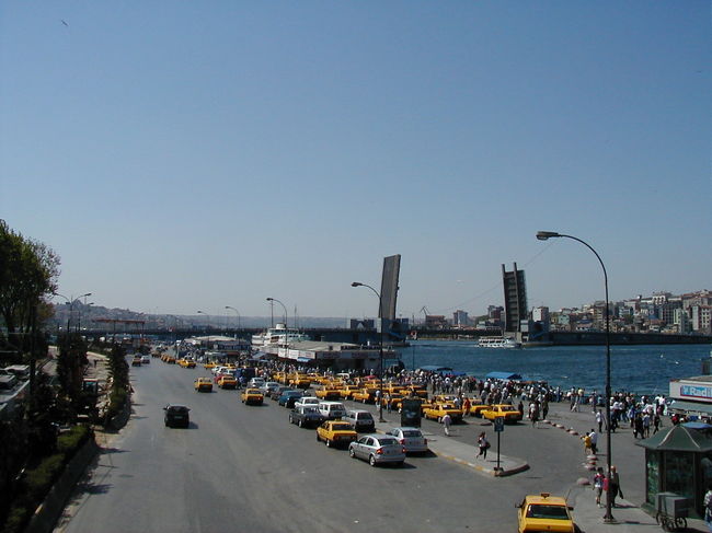 目的もなくガラタ橋に行ってました。<br />