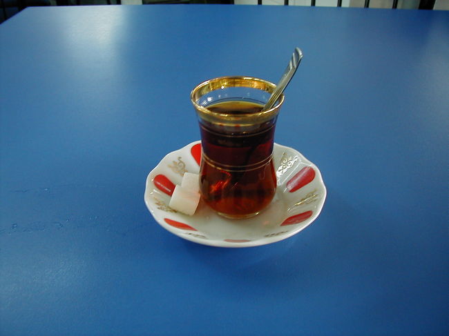 チャイです。<br />トルコのチャイはストレートティーに<br />角砂糖をいれて飲みます。
