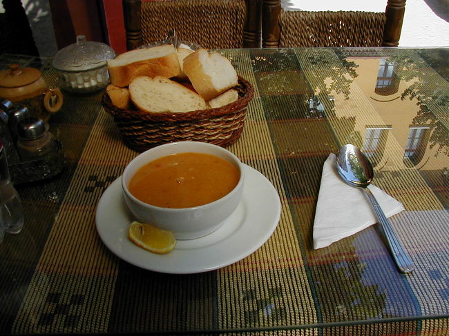 パンをつけながら食べます。