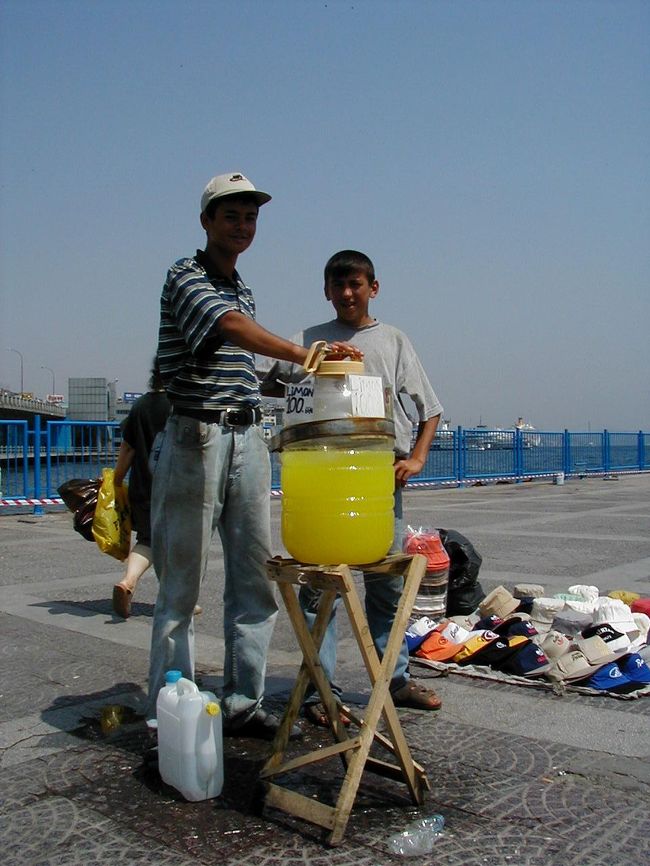 喉が渇いたら安いのでよく飲んでました。<br />濃縮ジュースを水で薄めたたけでしょう。