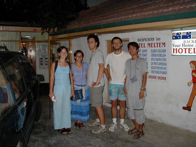 パムッカレで出会った若者たち！<br />イタリアから車で来てました。<br />それにしてもでかい！<br />そして彼女がめちゃくちゃかわいかったなぁ。