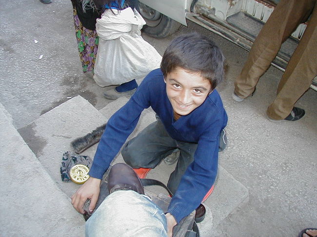 靴を磨かしてくれとうるさいの、磨いてもらいました。