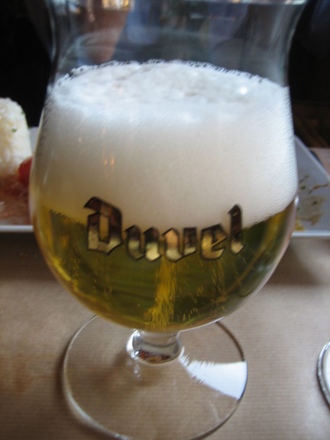 ［Ｄｕｖｅｌ（デュベル）」：<br /><br />ゴールデンエールの一種で上面発酵ビールでメレンゲ状のきめ細やかな泡が特徴。<br /><br />まろやかでキレのよい飲み口ですが、度数8、5％なのでご注意を・・・