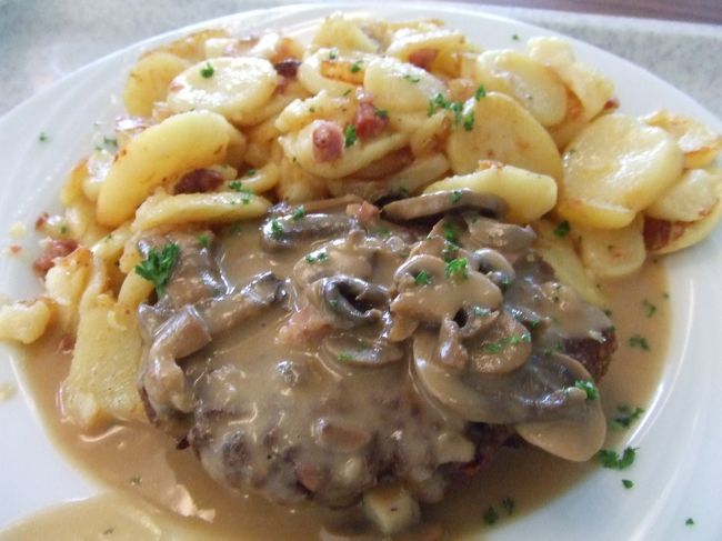 議事堂の近くのインフォに併設されてるレストランで。セルフサービスの食堂って感じで、おばちゃんには英語通じなかったけどなんとかなった。<br />このジャーマンポテトがすっごーーーいおいしかった。あちらはイモが違うみたい。もっちりねっとりしてて激ウマ♪<br />でもちょっと味が濃すぎて喉渇く、、