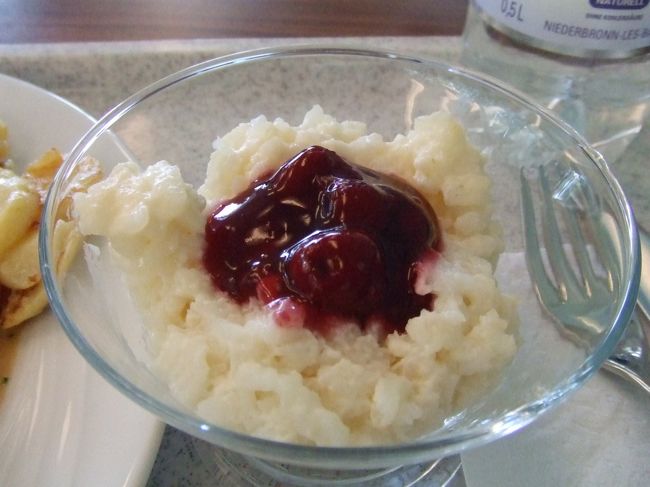 つぶつぶお米のカスタード煮みたいな。<br />甘酸っぱいソースがかかってます。けっこう好き。