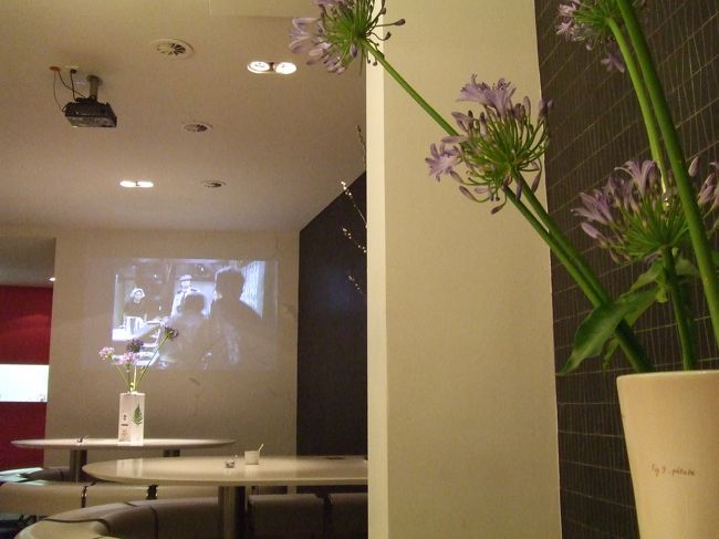 ホステル近くの『SUSURU』といううどん屋さん。オシャレ。<br />スクリーンで伊丹十三『タンポポ』が流れてました。エロシーンも大写し。