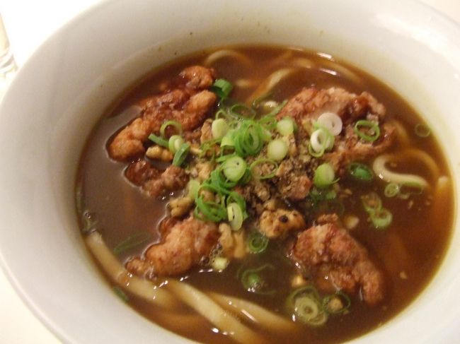 カレーうどん。<br />鳥のから揚げとくるみが個性的〜(^^ゞ<br />とりあえずあったまった。<br />別に日本食が恋しくなった訳じゃないけど、うろうろしてるうちにまともなレストランは閉まってしまい、ホステルの近所にかけこんだのです。まあおいしかったけど、あんまり流行ってなさそうだったな。