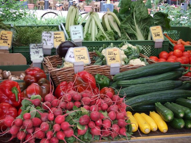 黄色いズッキーニや根セロリなど、珍しい野菜も。