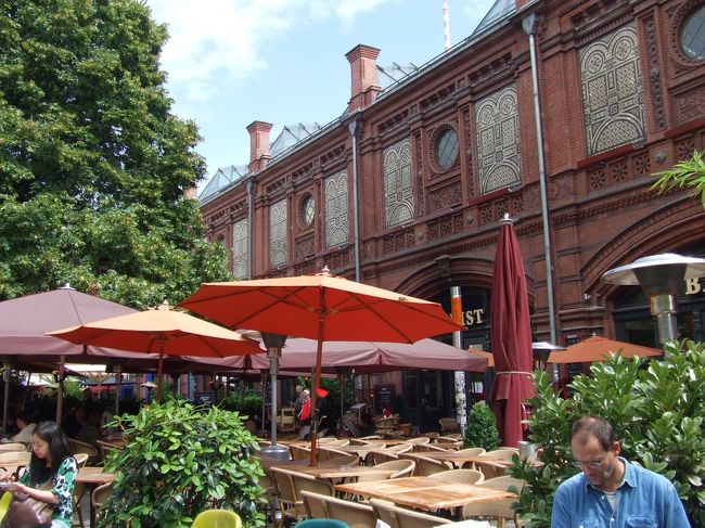 ハッケンシャー・マルクト駅の駅ビル（？）内レストラン。