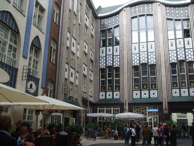 ハッケンシャー・ホーフはアパートの中庭を中心にギャラリーや雑貨屋などがギュギュッと詰まったオシャレスポット。かわいくて楽しくて鼻血でそうになりますよ。