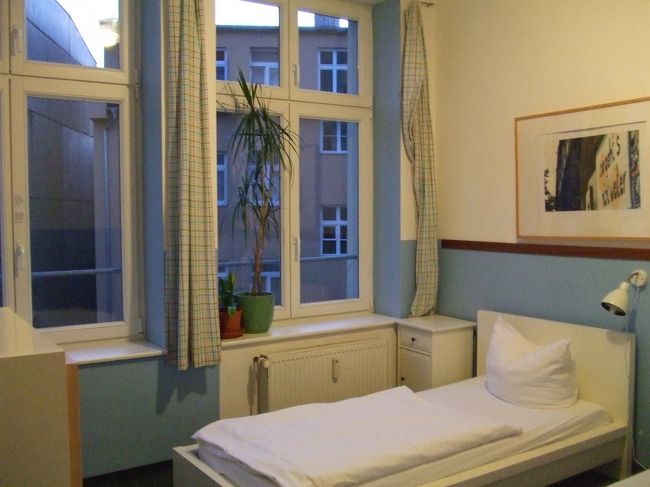 泊まったのは大人気の『Circus The Hostel』<br />オンラインで女子のドミを予約してたんだけど、鍵渡されていってみたらヤロー部屋！<br />「女子の部屋を予約した！」って言い張ったら、ツインの部屋にドミ料金（17ユーロ）で入れてくれました。<br />プリントアウト持っていっててよかった〜<br /><br />シャワー＆トイレは共同だけど、すーっごくきれい♪