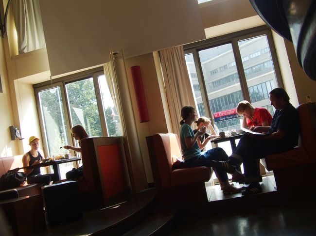 １Ｆはバーになってて、ネットやビリヤードもできます。これは朝ごはんの風景ですが、夜はちょー賑わってていろんな国のお友達できるよ。