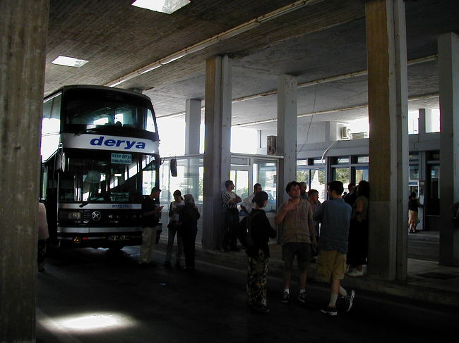 トルコとギリシャの国境です。<br />イミグレーション<br />ここでも写真撮ってたら当然怒られました。