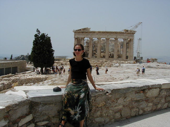 バスで一緒だったカナダ人の彼女と<br />パルテノン神殿見学しました。すごいかわいい子でした。彼女の英語力があれば安心！なんて思ってたら<br />ギリシャでは英語通じず！お互い困ってしまいました。<br />まずギリシャのお金の価値が分からず、とりあえず<br />ＡＴＭでお金下ろし、そのお金でコカコーラを買ってみて<br />それで価値を調べてました。