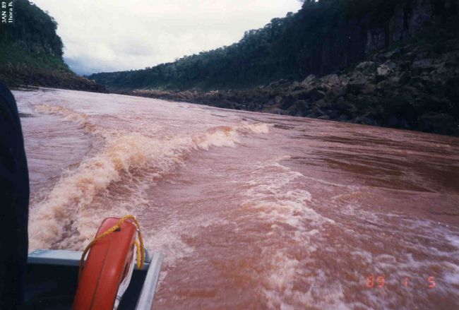 船に乗り川下から瀧の下へ。