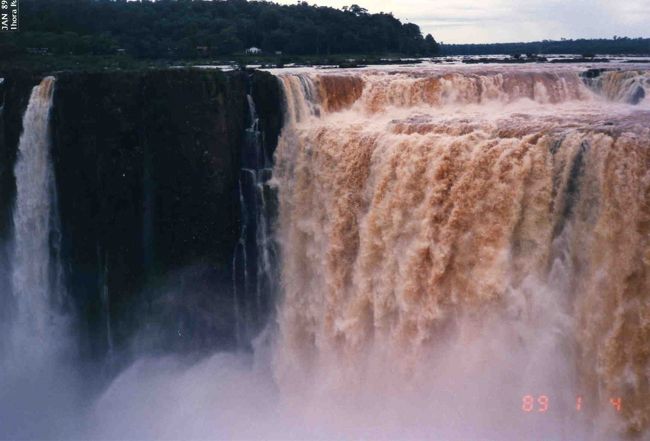 大きな瀧なので、いろんな角度から、カメラのシャッターを切った。