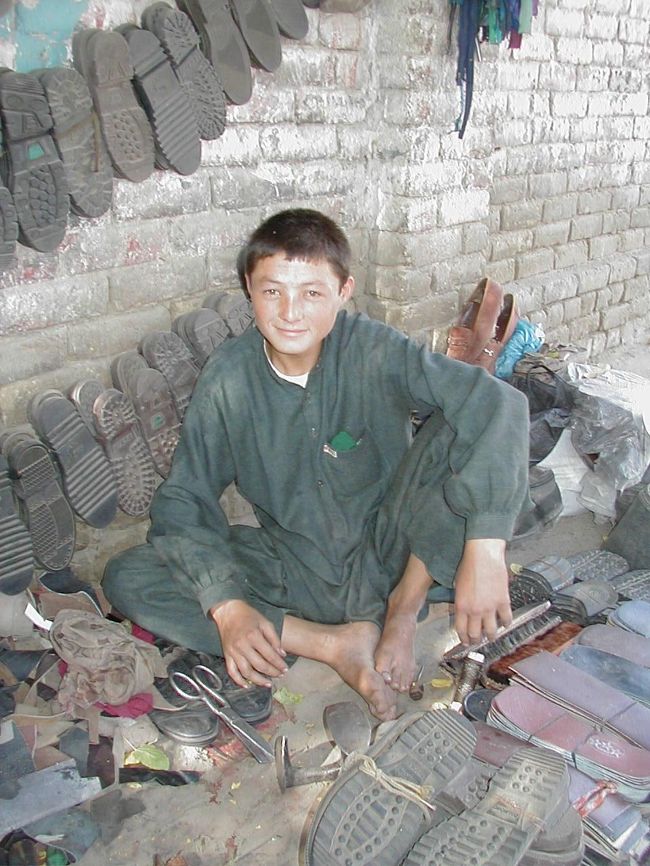 サンダルの紐が切れたので修理してもらいました。