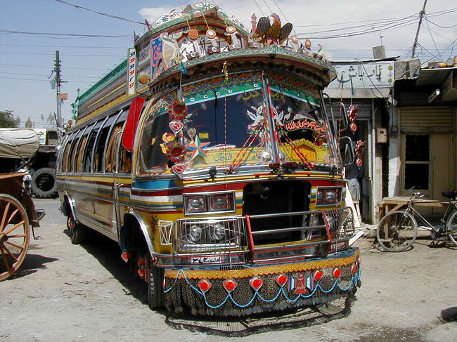 クエッタの町のパキスタン名物ギンギラバス。<br />普通の乗れます。