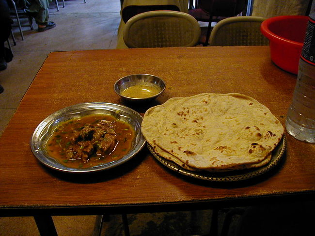 パキスタンに入って初めての食事。<br />カレーを注文していました。<br />うまかったですよ。この国大丈夫かもって<br />思った瞬間でした。