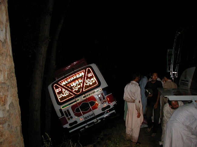 ピンディーからギルギットまでのバスですが、<br />撮影したのはこれしかなかったです。<br />前を行くバスが対向車の車とぶつかってがけに<br />落ちてました。何事もなかったかのように、<br />こちらのバスにみんな乗ってきて満車になって<br />しまいました。<br />そりゃあんな無茶な運転すれば事故があった当然かな。