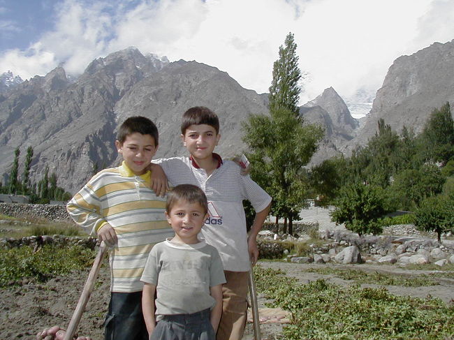 この子達と一緒に芋掘りしました。<br />クワまでもって結構手伝わせもらいました。