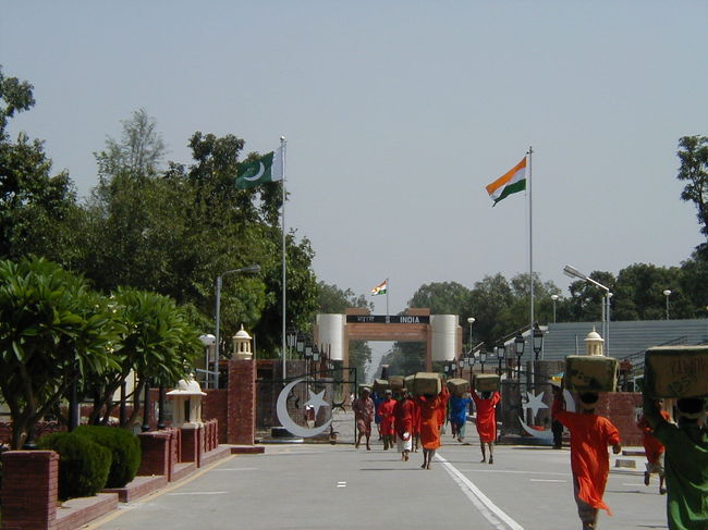 パキスタンとイランの国境です。<br />国境線のところでポーターでしょうか、インド人と<br />パキスタン人が荷物の受け渡しをしていました。<br />渡した後はなにかもらっていて、多分あとでそれを<br />換金するのでしょう。なのでみん渡し終えると<br />急いで戻って次の荷物を取りに行ってました。