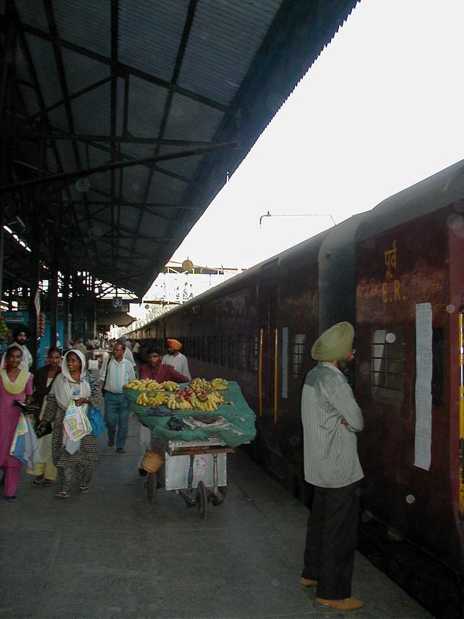 鉄道でバラナシへ。