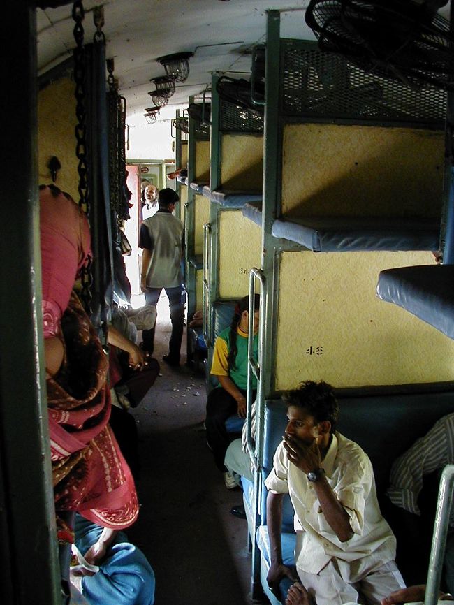 鉄道の中です。<br />窓側の一番上だったので、意外と気楽でした。