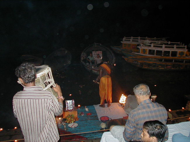 ガンジス側で毎晩行われているプージャーの祭りです。