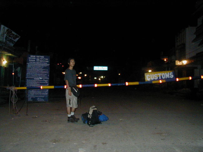 えー、ネパールとの国境です。<br />24時間と聞いたので行ってみたのですが、<br />人がいません。イミグレで寝てる人がいたので、<br />起こして出国手続き。<br />ネパール側でも起こして入国手続き。<br />おやすみのところごめんなさい。