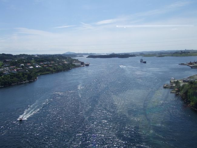ハウゲスンの空港からバスでベルゲンへ向かいます。<br /><br />空港降り立った時から、あきらかに空気が違う！<br />普通より酸素濃度が高いんじゃないでしょーか！<br />澄んだ空気が肺に染み渡って、身体が浄化されていくような。