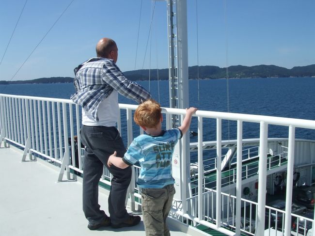 途中バスごとフェリーに乗ります。<br /><br />個人的には、故郷瀬戸内海のフェリーとたいして変わらないなあ〜という印象。<br />驚いたのは、中の売店のしょぼーいハンバーガーが1000円くらいしたことです。