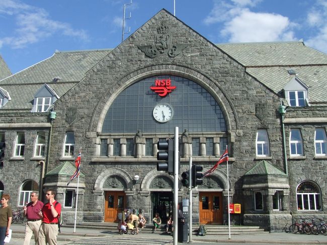 ベルゲンの駅にて、明日フロム、明後日オスロまでの切符をゲットしました。