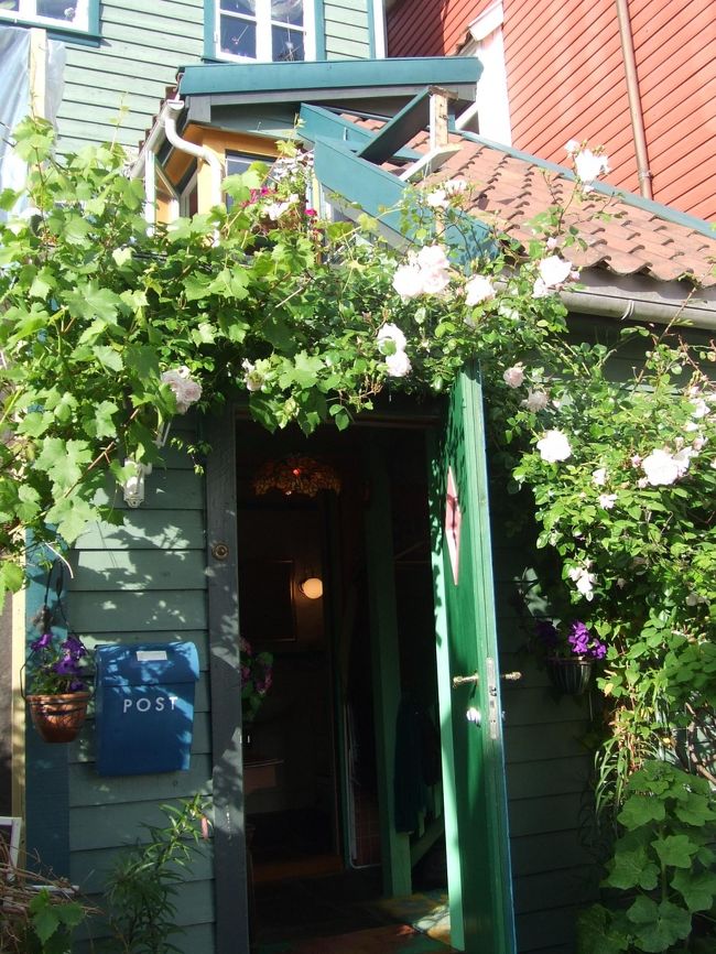 ネットで探しまくって、安いB&amp;Bを見つけました。<br />アンおばさんに直接メールで予約したのです。<br /><br />朝食込みで一人約7000円。<br />格安＆激カワで大満足♪<br /><br />http://www.annehelenesbb.annehelenes.com/index.html<br />http://www.bergen-guide.com/940.htm