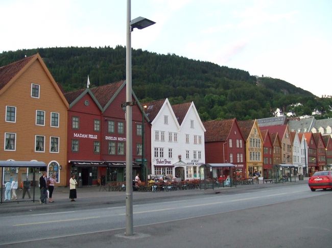 世界遺産、ブリッゲン。<br />かわいらしい三角お屋根の奥は、、