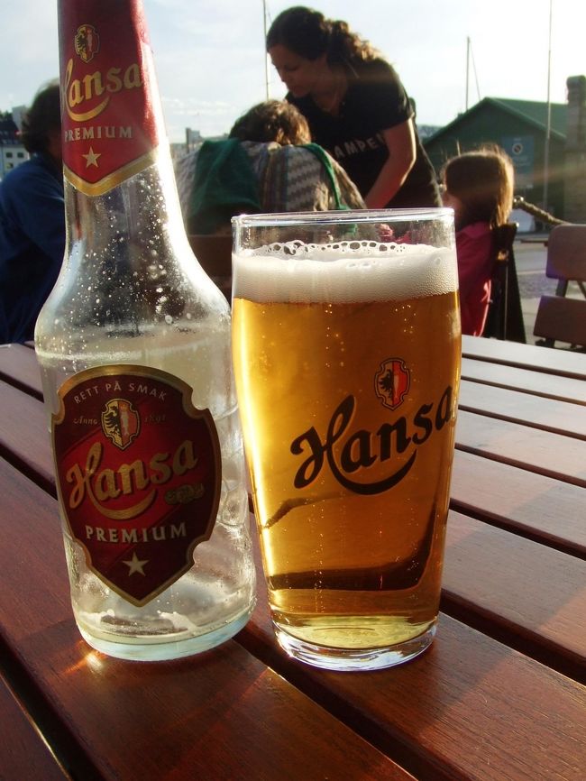 港のレストランに入ってみました。<br />このビール、1000円以上します。<br />ドイツでは100円くらいだったのに〜〜(;O;)