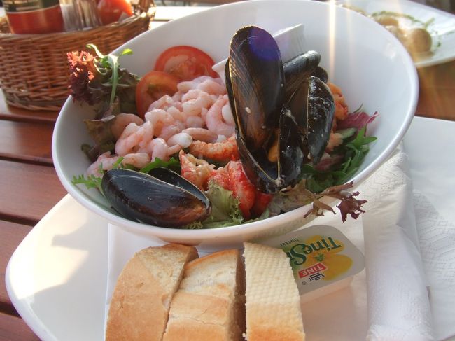 このシーフードサラダ、4000円以上します。<br />泣けます、、(/_;)