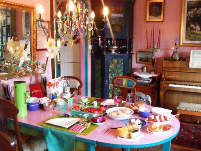 朝食はとっても素敵なリビングで。